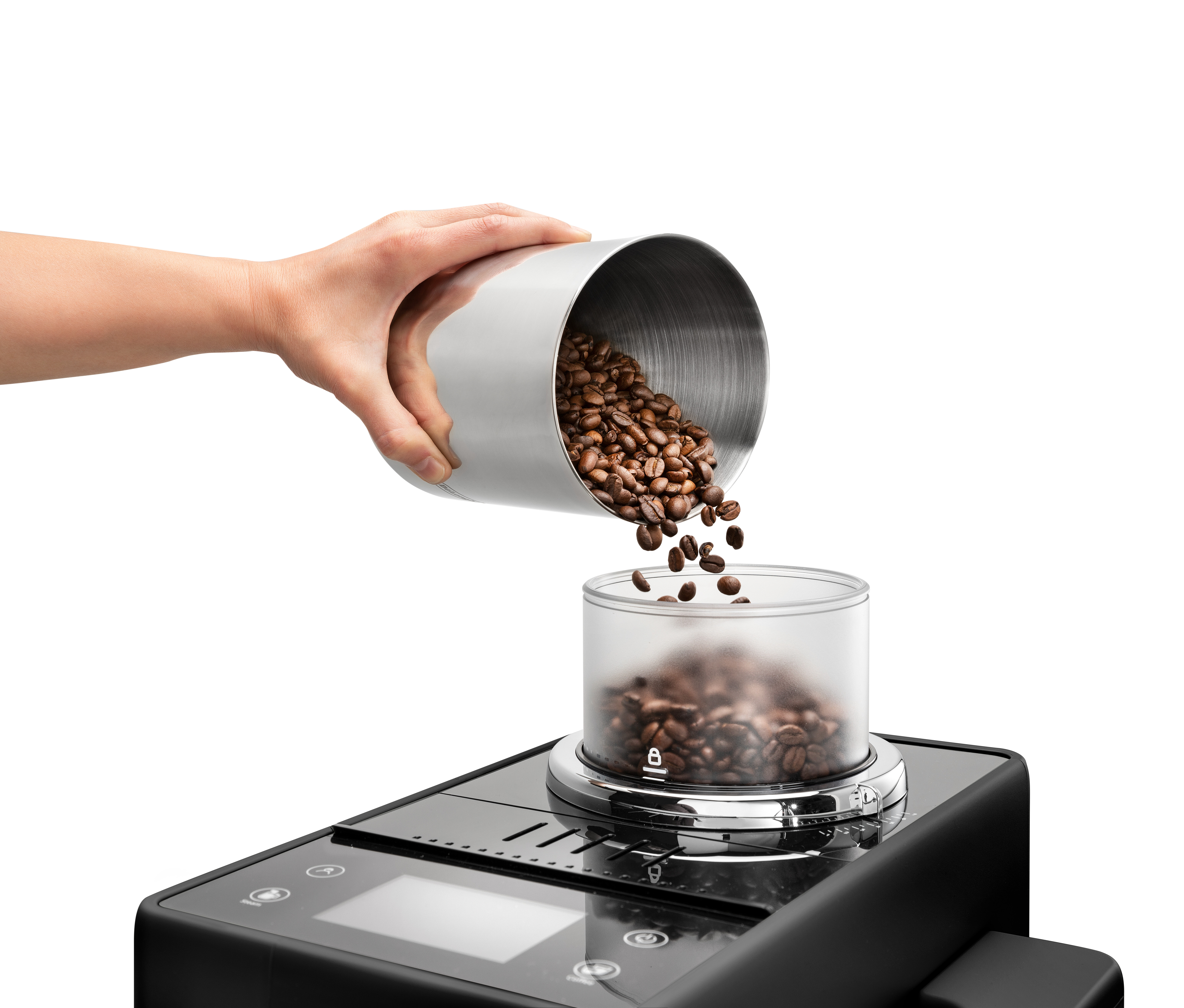 Person gießt Kaffeebohnen in Kaffeemaschine. Silberner Behälter, klarer Behälter, schwarze Maschine.