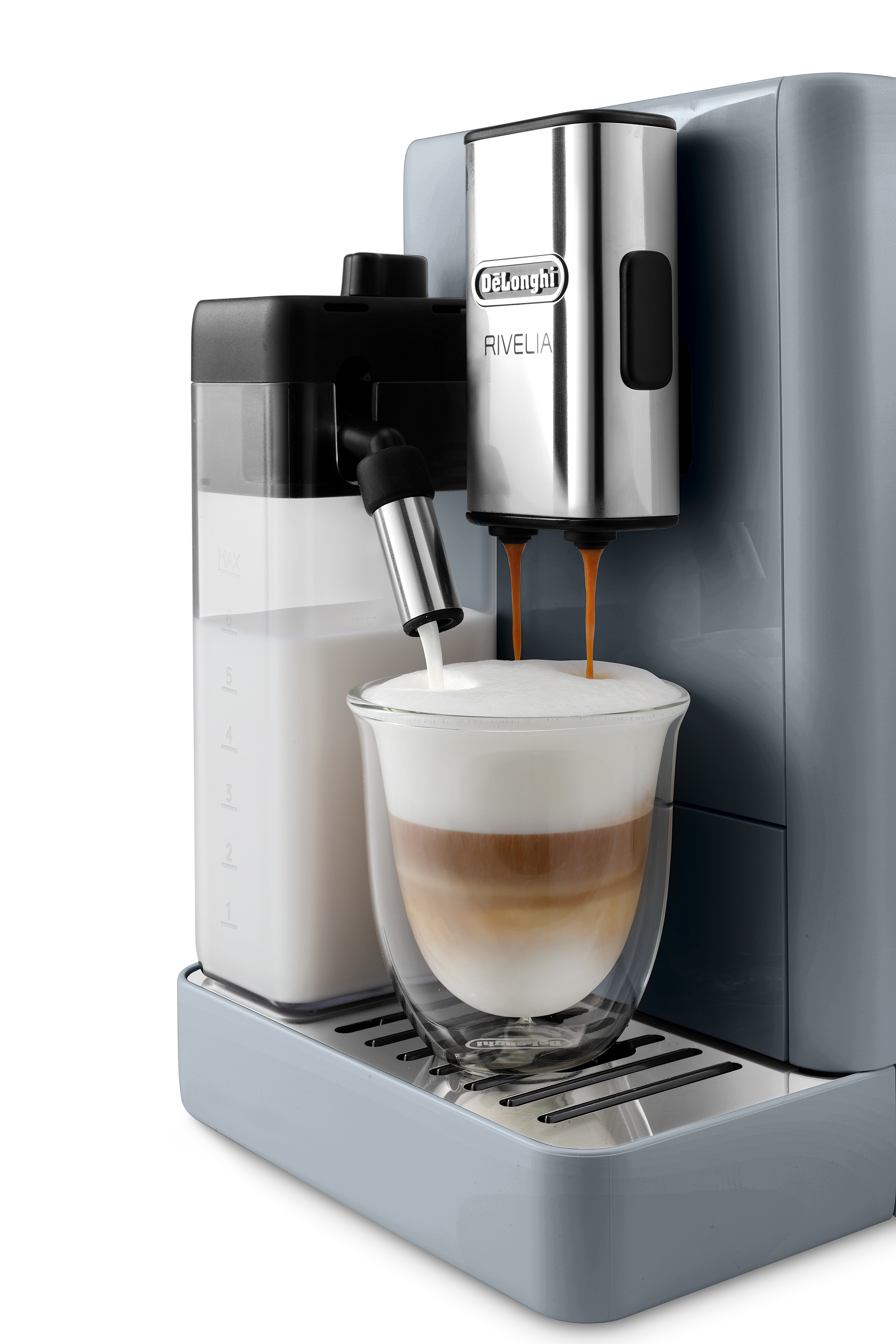 Espressomaschine, die Latte zubereitet, mit Milch und Kaffee, die in ein Glas gegossen werden. Maschine ist grau und silber.