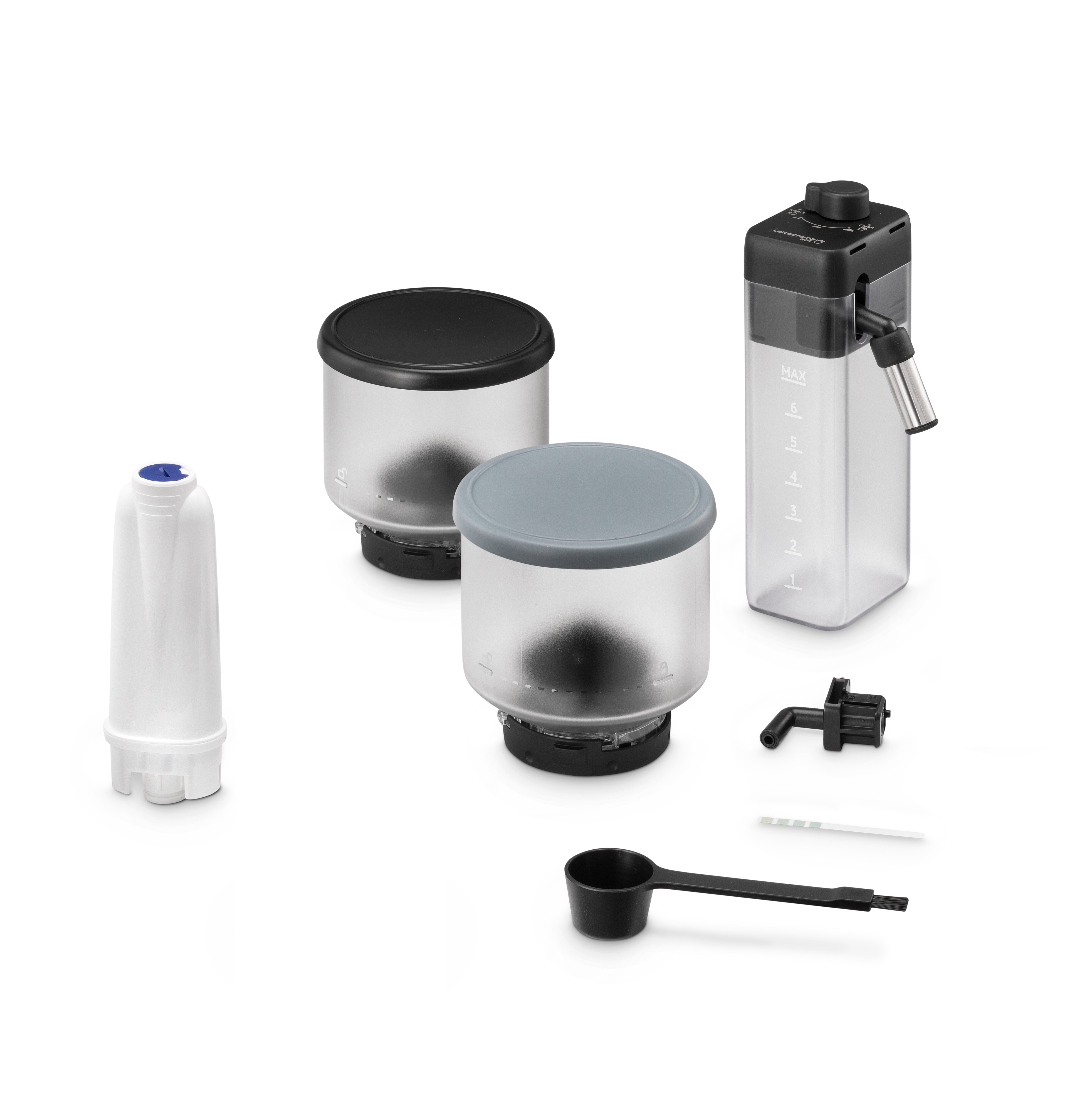 Kaffeemaschinenteile: Wassertank, Filter, Messlöffel und Reinigungswerkzeuge.
