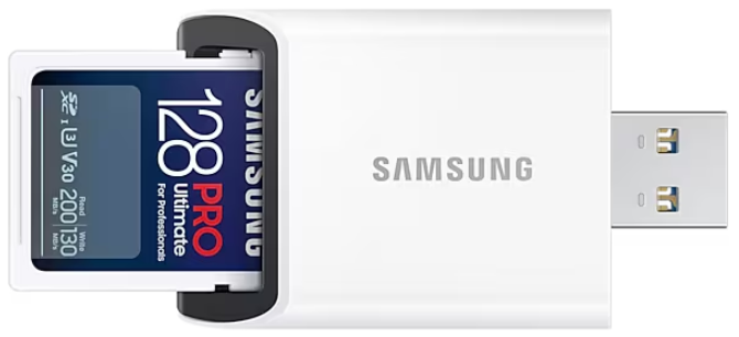 Biały czytnik kart Samsung z niebieską i czerwoną kartą SD 128 GB.