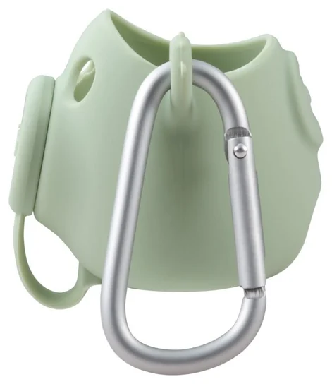 Zielone silikonowe etui na słuchawki ze srebrnym karabińczykiem. Etui jest otwarte.