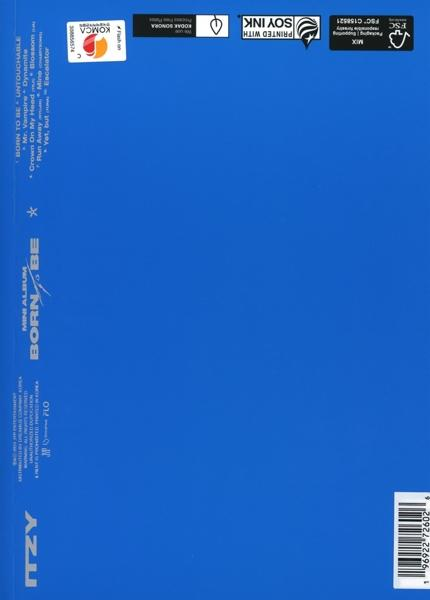 Die Rückseite eines ITZY-Albums mit blauem Hintergrund und Text. Albumtitel: BORN TO BE.