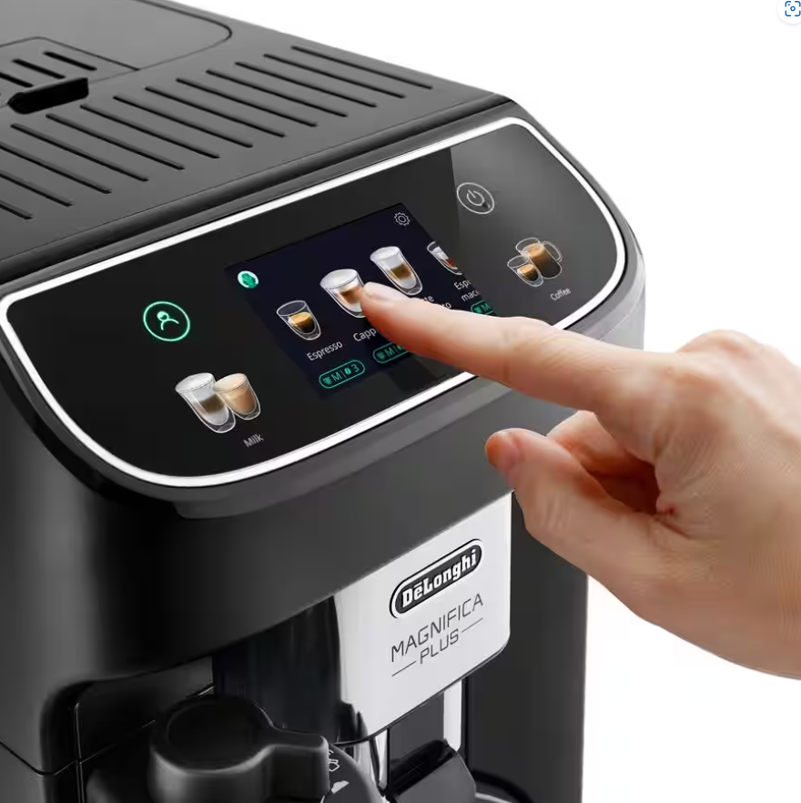Ein Finger berührt den Touchscreen einer schwarzen Kaffeemaschine, zeigt Kaffeeoptionen.