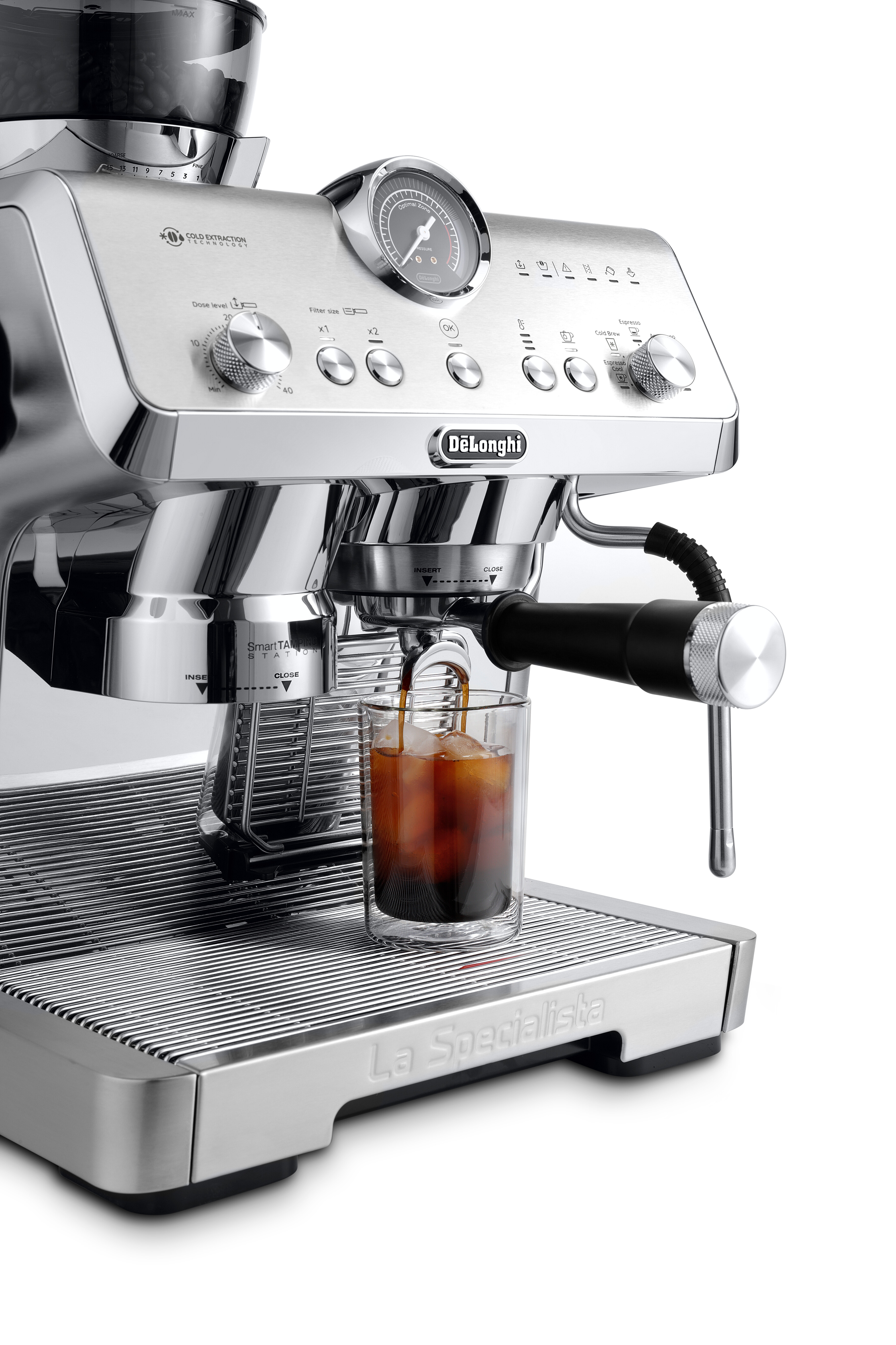 Espressomaschine mit einem Glas. Kaffee fließt. Silberne und schwarze Maschine.