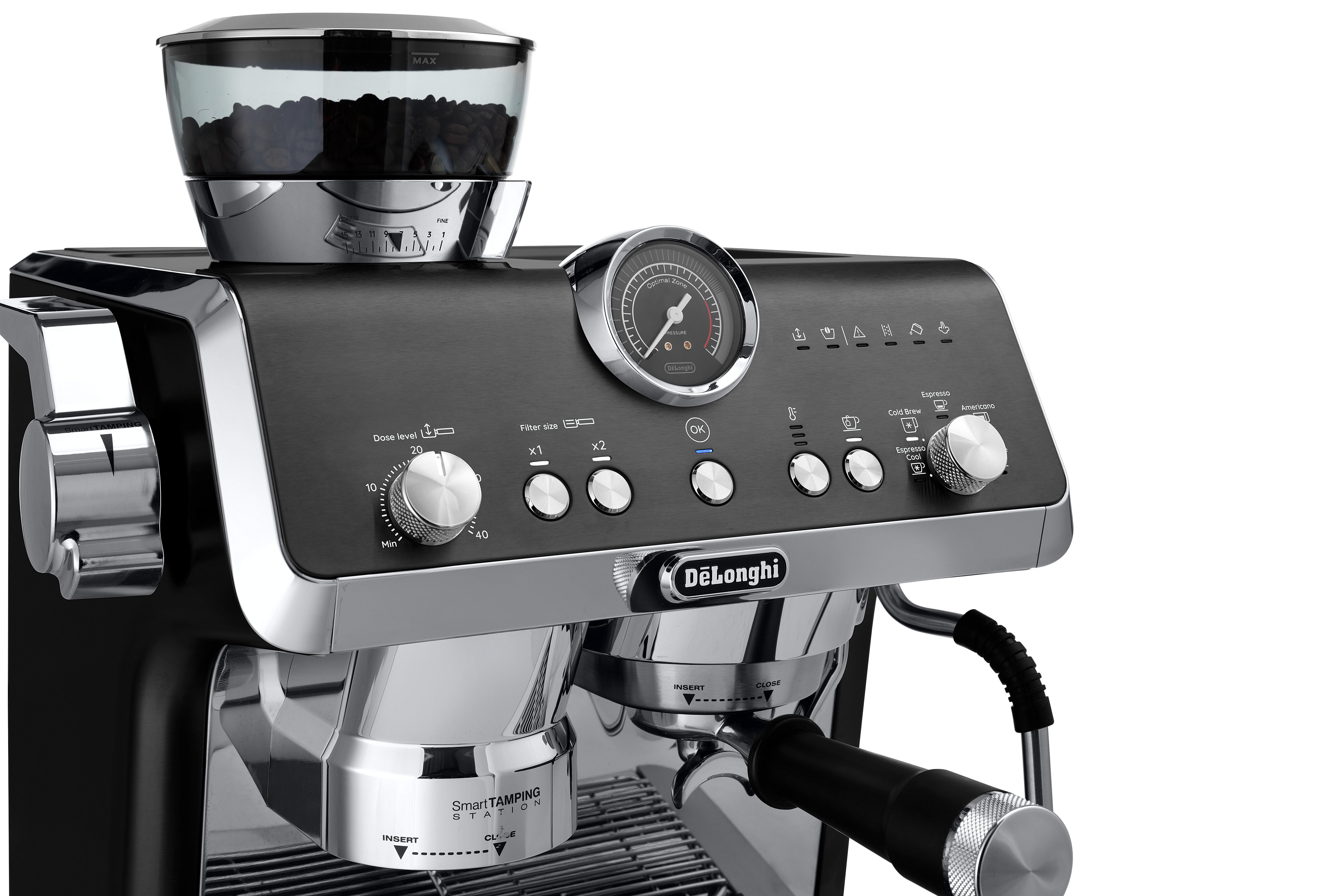 Eine schwarze und silberne De'Longhi Espressomaschine mit Bohnen, Drehreglern und einem Siebträger.