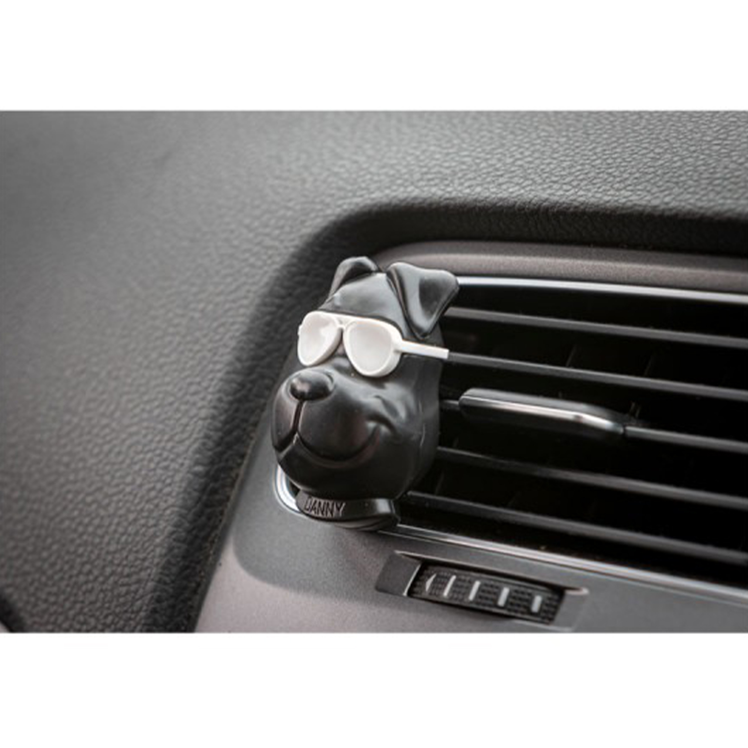 Presa d'aria per auto con cane nero e occhiali bianchi.