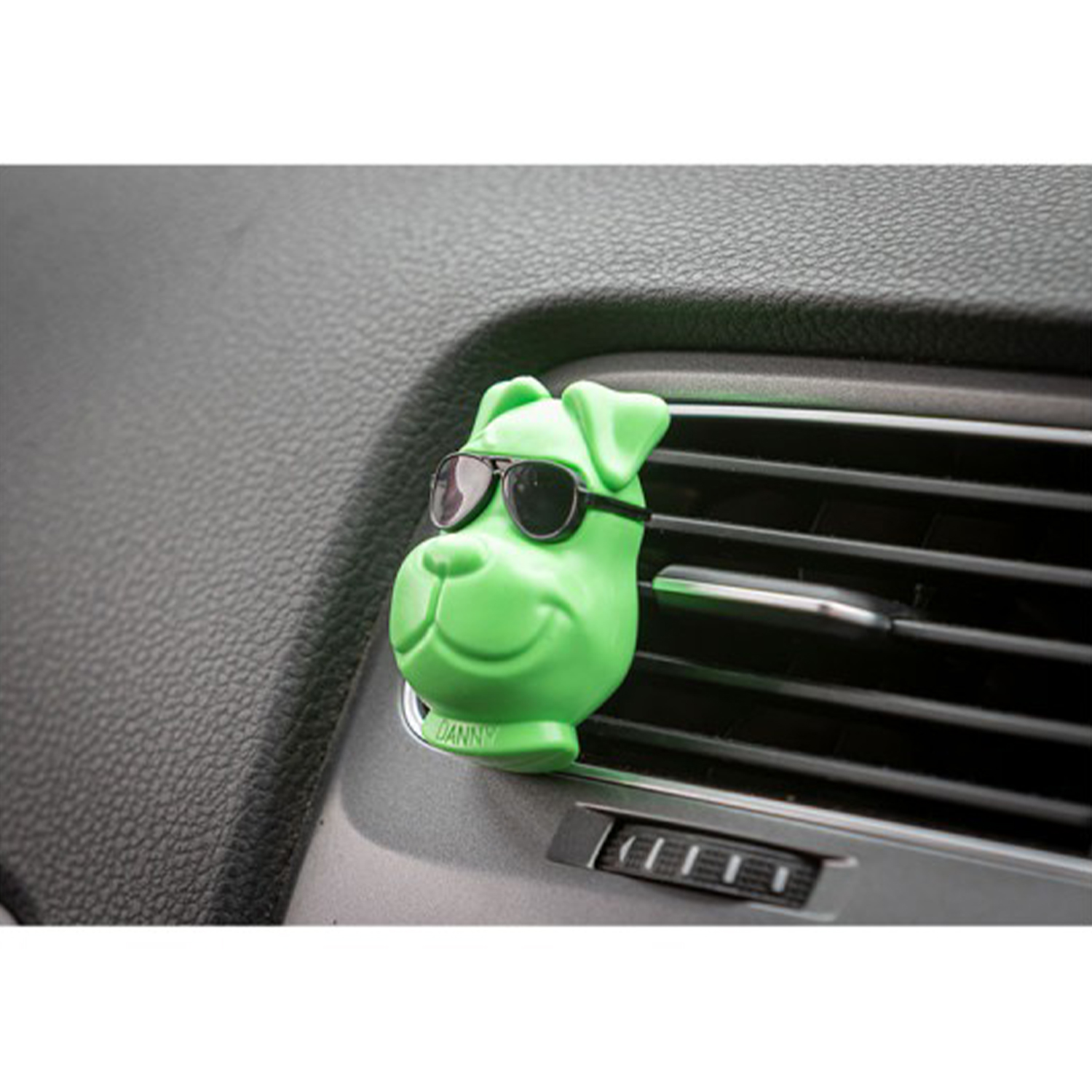 Deodorante per auto a forma di cane verde.