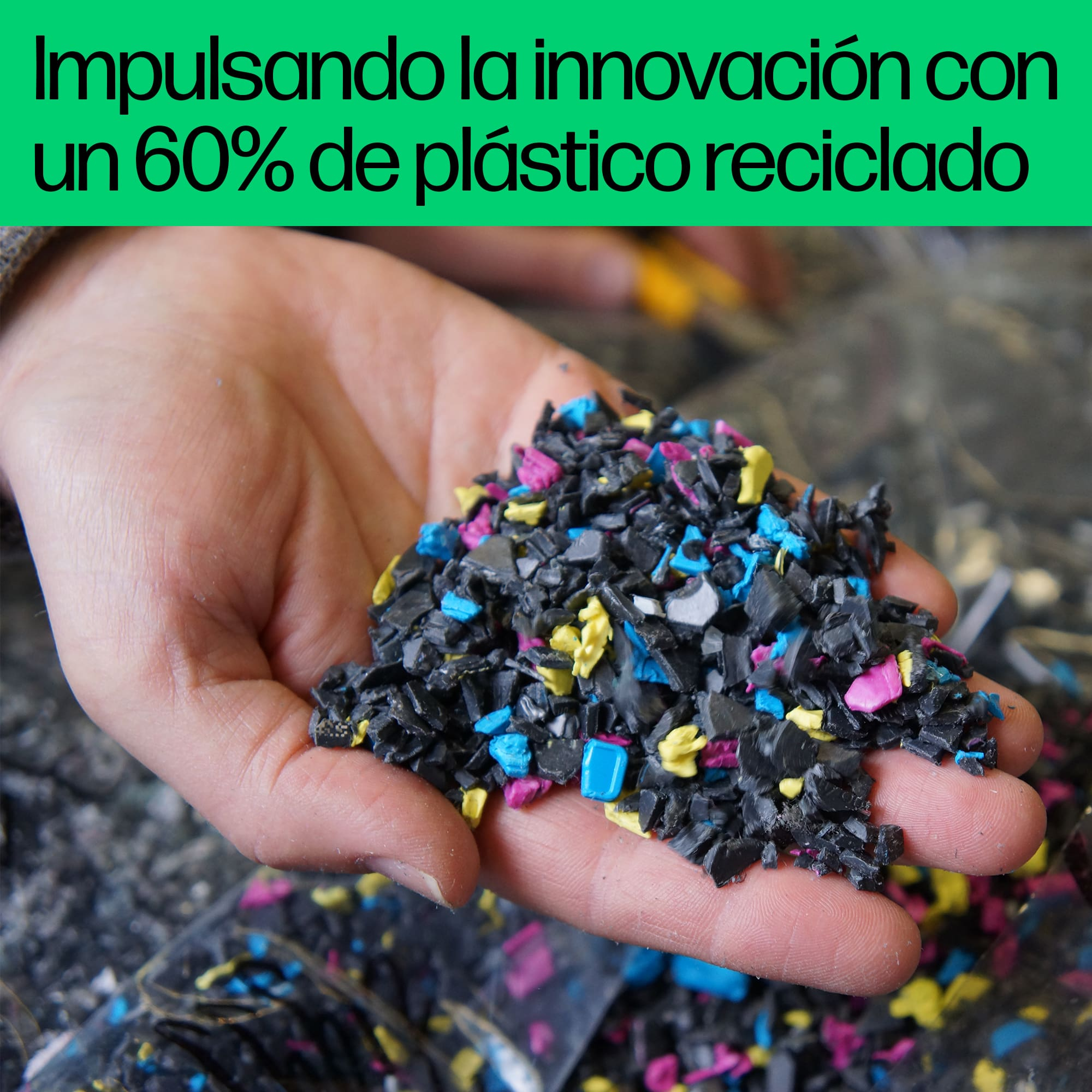 Una mano sostiene un montón de piezas de plástico reciclado de colores. Texto verde: reciclaje del 60% de plástico.