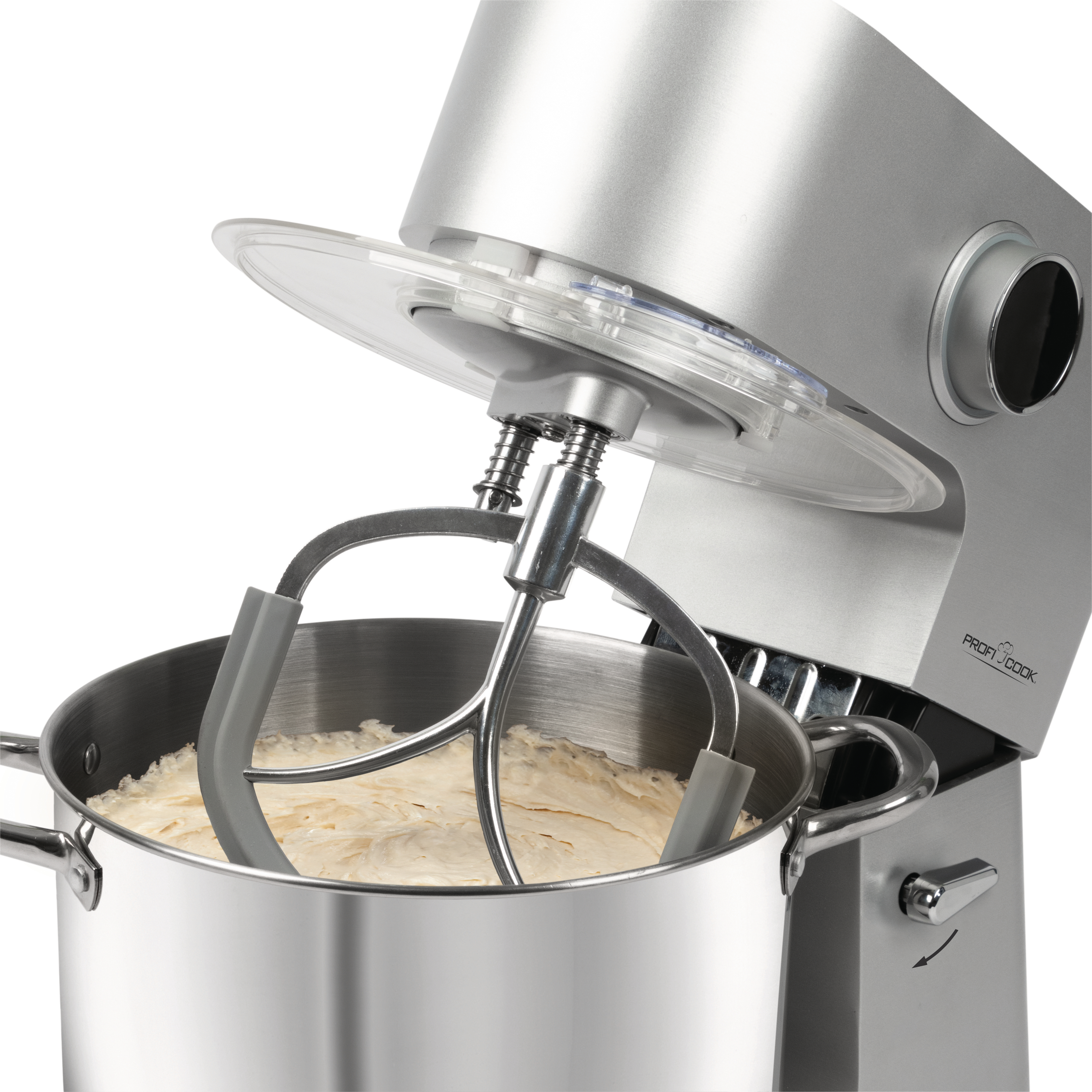 Silberfarbener Küchenmixer, Schüssel mit Teig und Rührwerkzeug mit Spritzschutz.