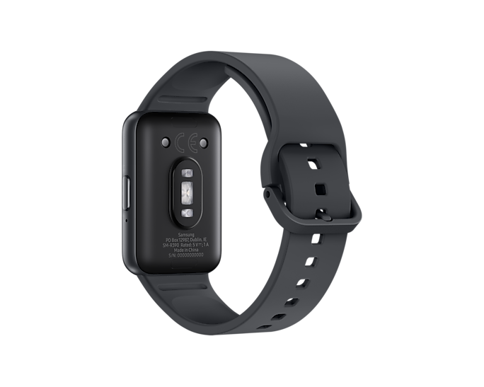 Fekete fitneszkövető sötétszürke szíjjal, az alsó oldala látható.