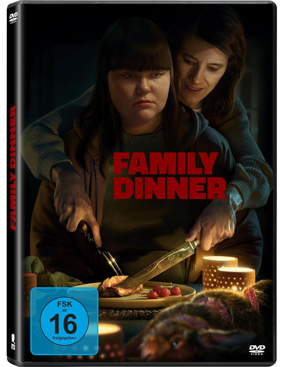 DVD-Cover des Films 'Family Dinner'. Eine Frau schneidet Essen, während eine andere zusieht.
