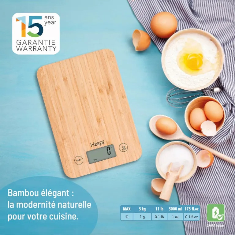 Une balance de cuisine en bambou avec des ingrédients comme des œufs, de la farine et une cuillère en bois.