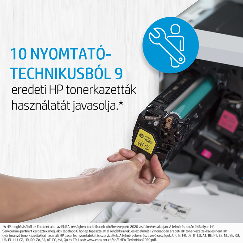 Technikus sárga HP tonerkazettát helyez be egy nyomtatóba.