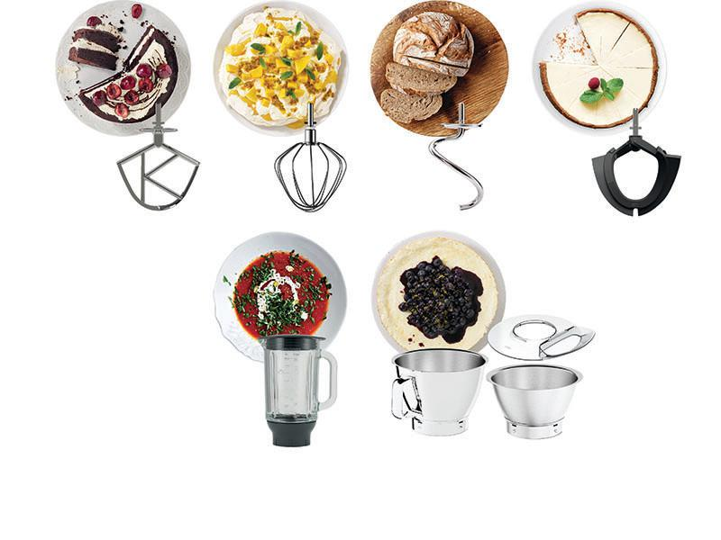 Różne nasadki do miksera kuchennego i dania z jedzeniem, widok z góry.