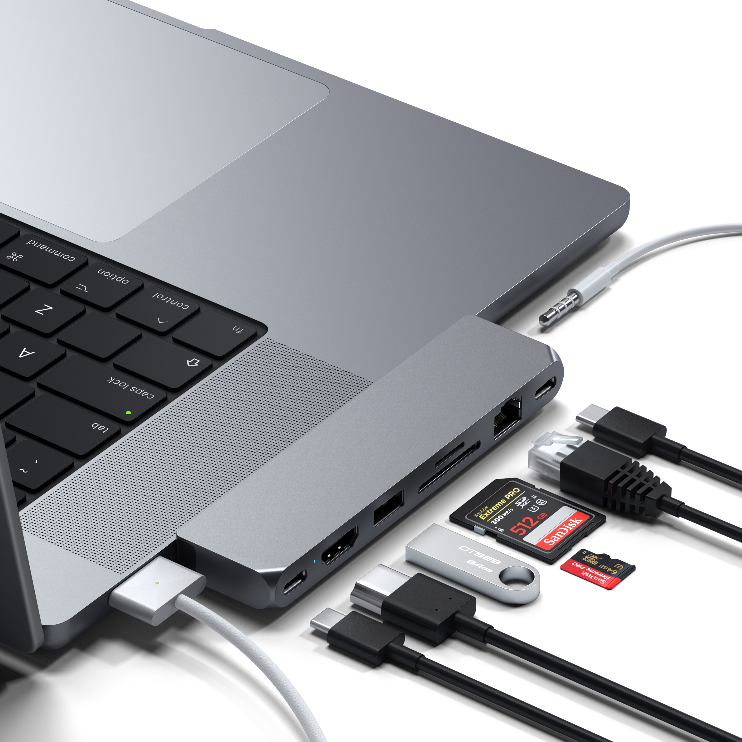 Ezüst USB hub, különböző kábelekkel, SD kártyákkal és egyéb kiegészítőkkel.