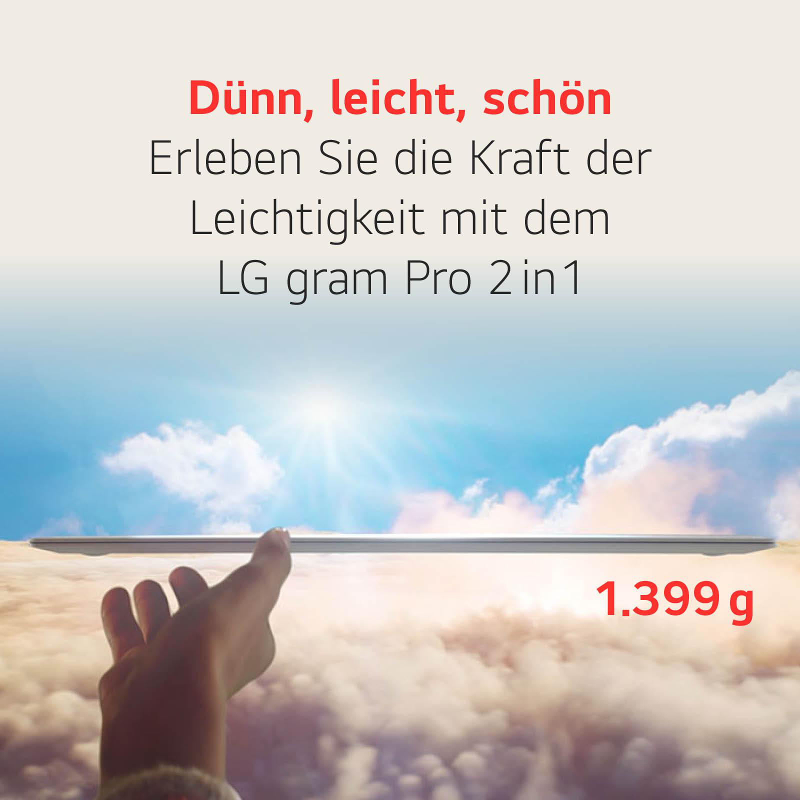 Eine Hand hält einen dünnen, silbernen Laptop vor einem wolkigen Himmel, mit einem Gewicht von 1.399g.
