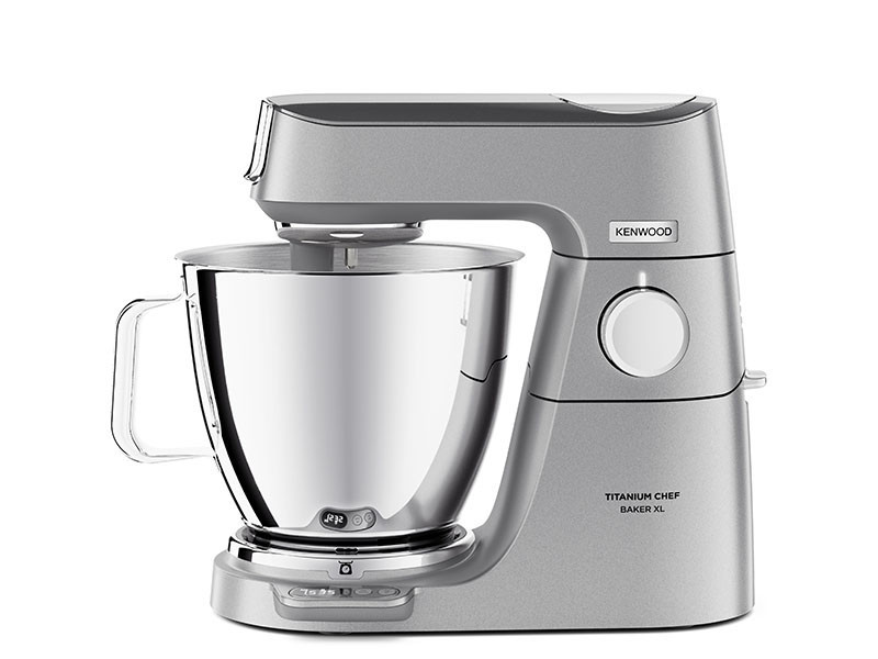 Srebrny mikser Kenwood Titanium Chef Baker XL. Ma srebrną misę i srebrną podstawę.