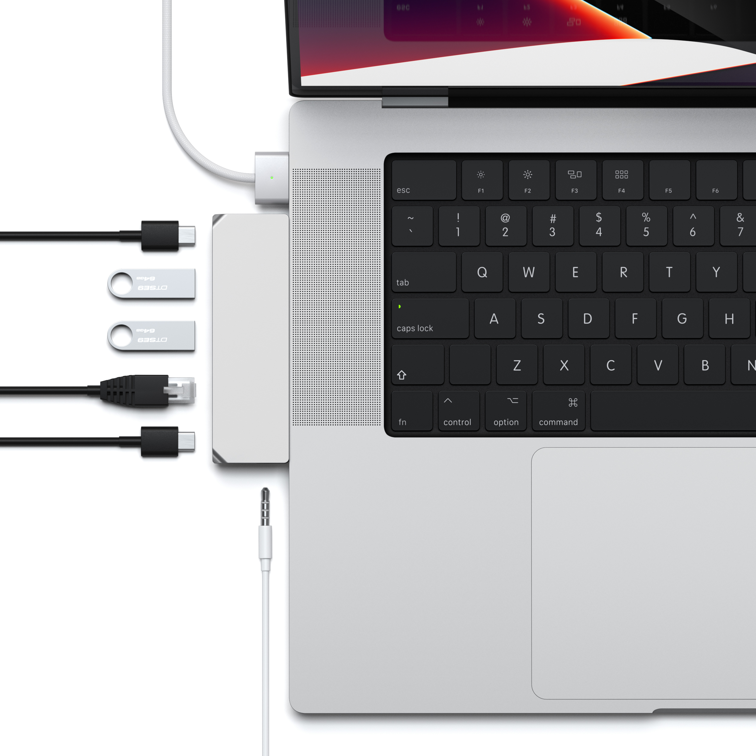 Laptop USB hubbal és csatlakoztatott eszközökkel: USB meghajtók, Ethernet kábel, audio csatlakozó.