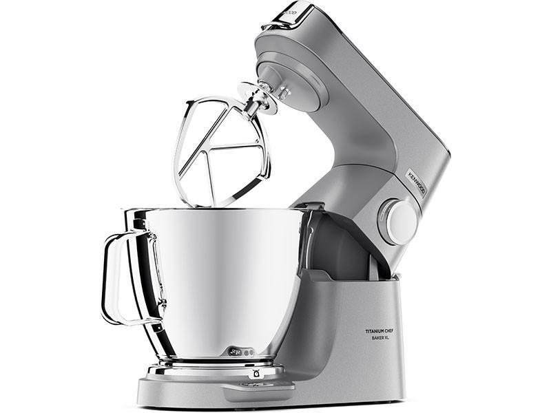Mikser kuchenny Kenwood Titanium Chef Baker XL w kolorze srebrnym ze stalową misą i trzepaczką.