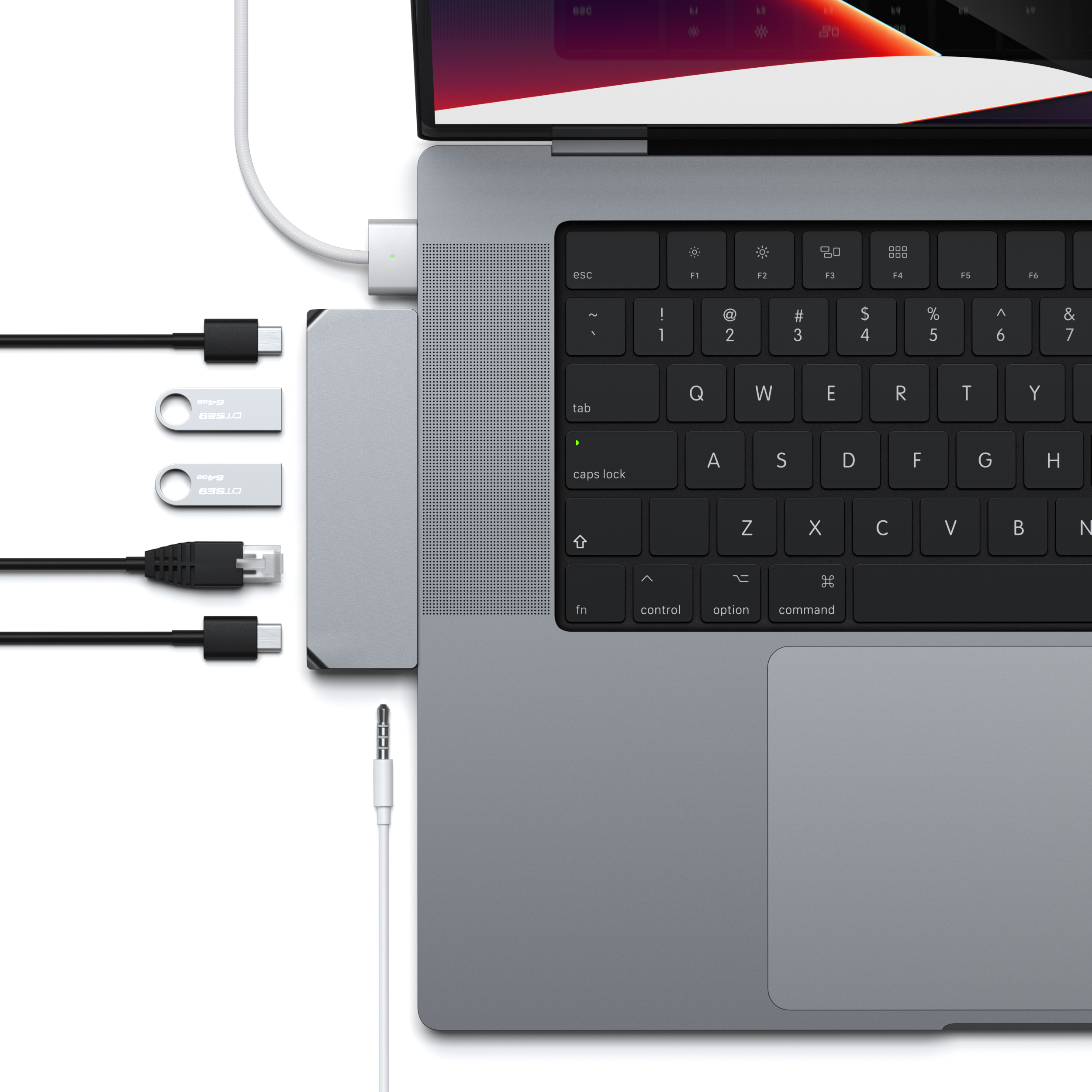 Laptop több csatlakoztatott eszközzel: USB hubok és kábelek.