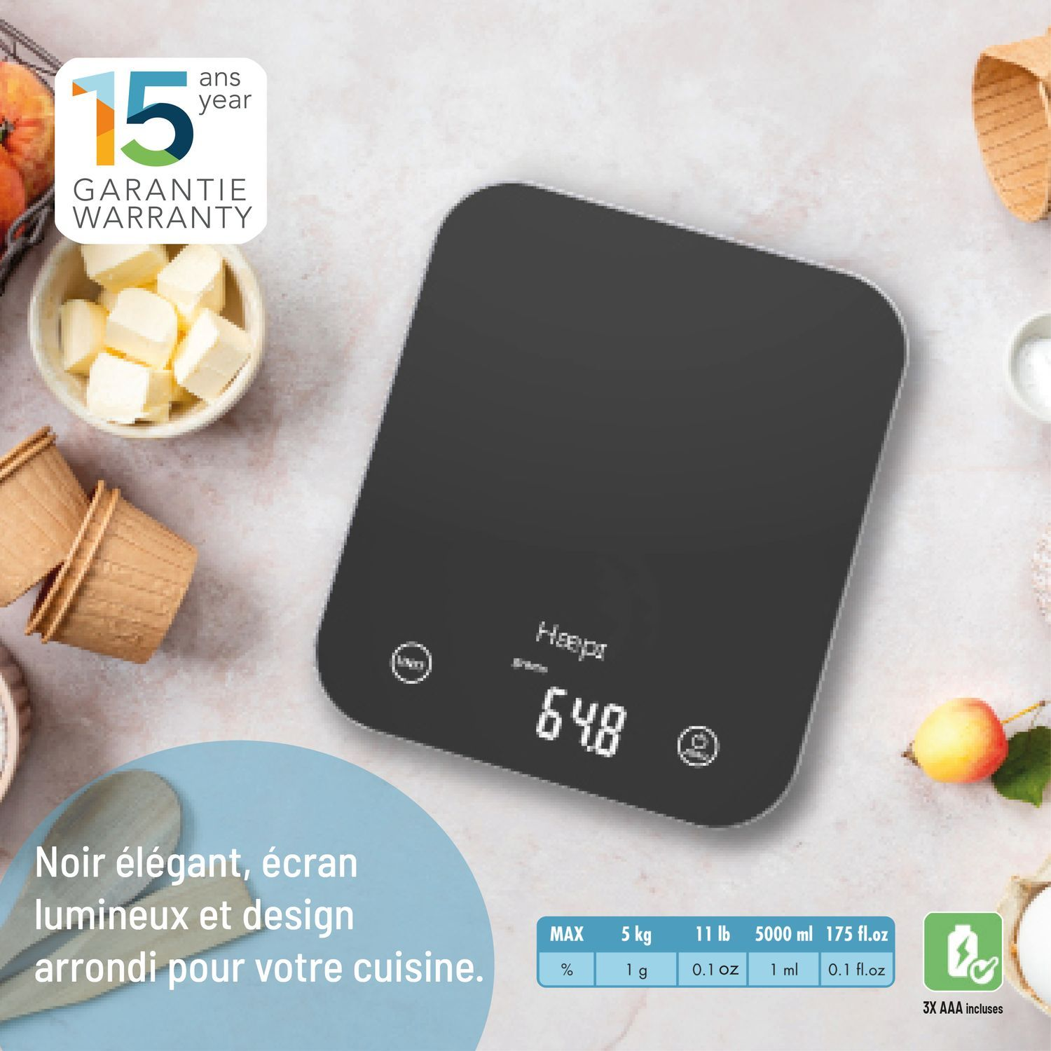 Balance de cuisine numérique noire avec affichage 64.8, entourée d'ingrédients.