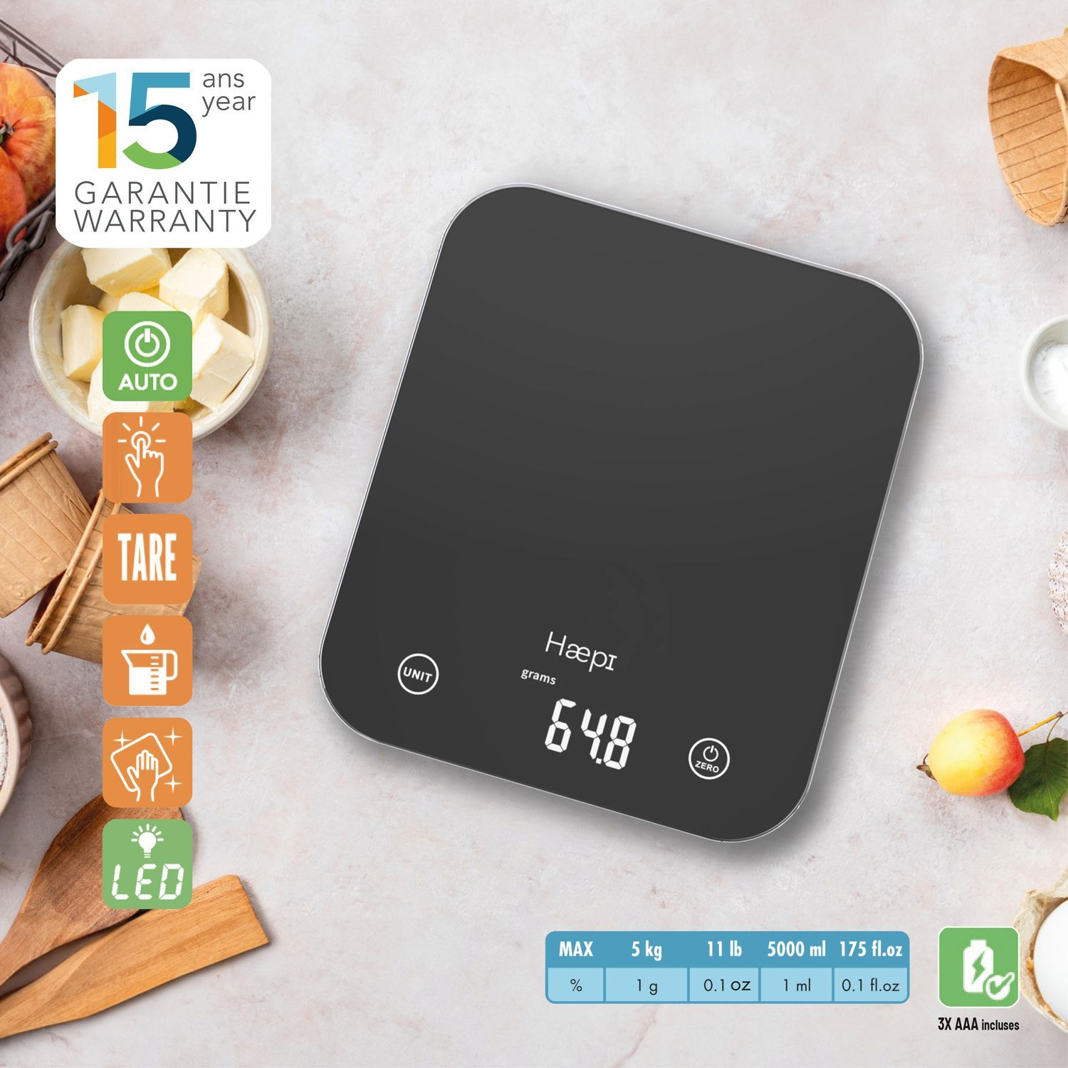Une balance de cuisine noire avec un affichage numérique indiquant 64,8 grammes, entourée d'aliments et d'icônes.