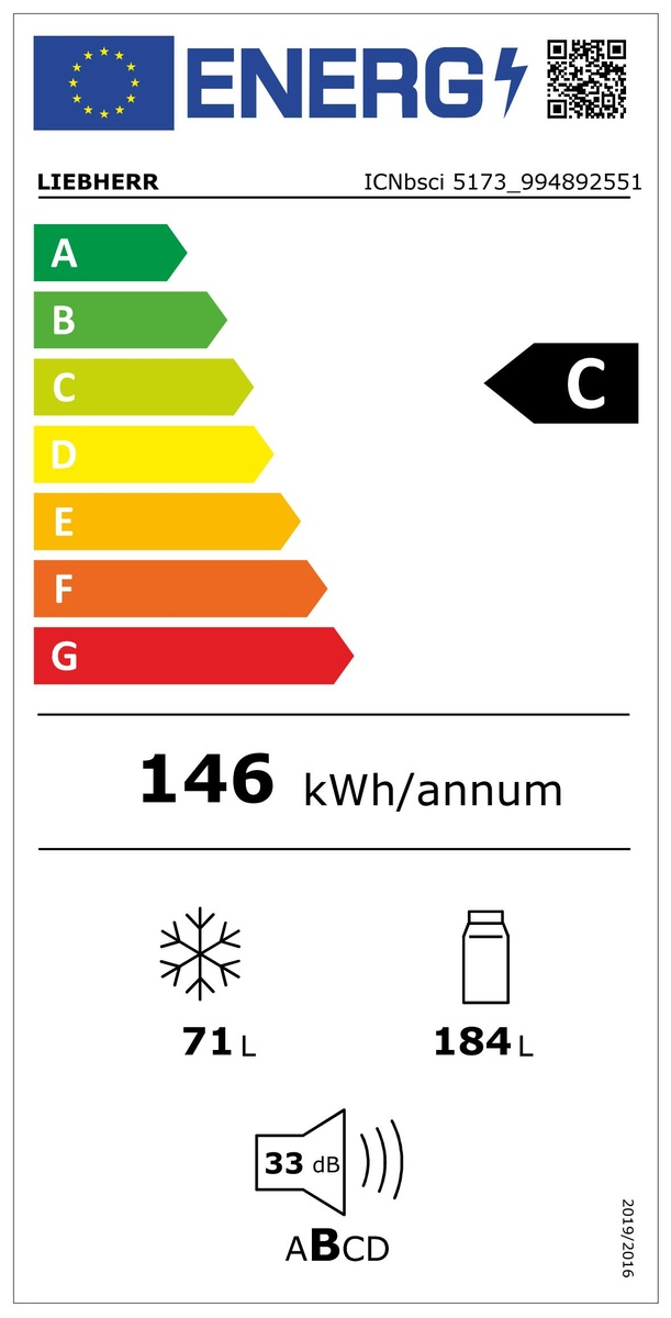 Energia címke egy Liebherr hűtőszekrényhez. Megmutatja az energiahatékonysági osztályt, kWh/év-et és egyéb adatokat.
