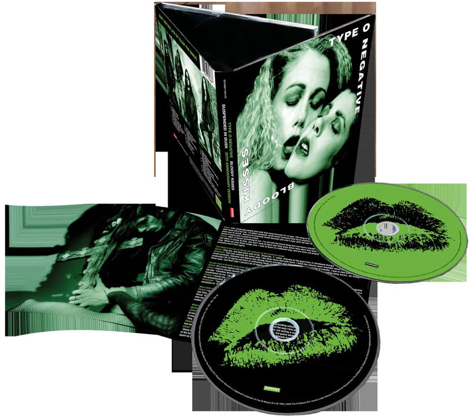 Nyitott CD csomagolás, zenekari fotóval és a CD-vel, zöld csóknyomattal.