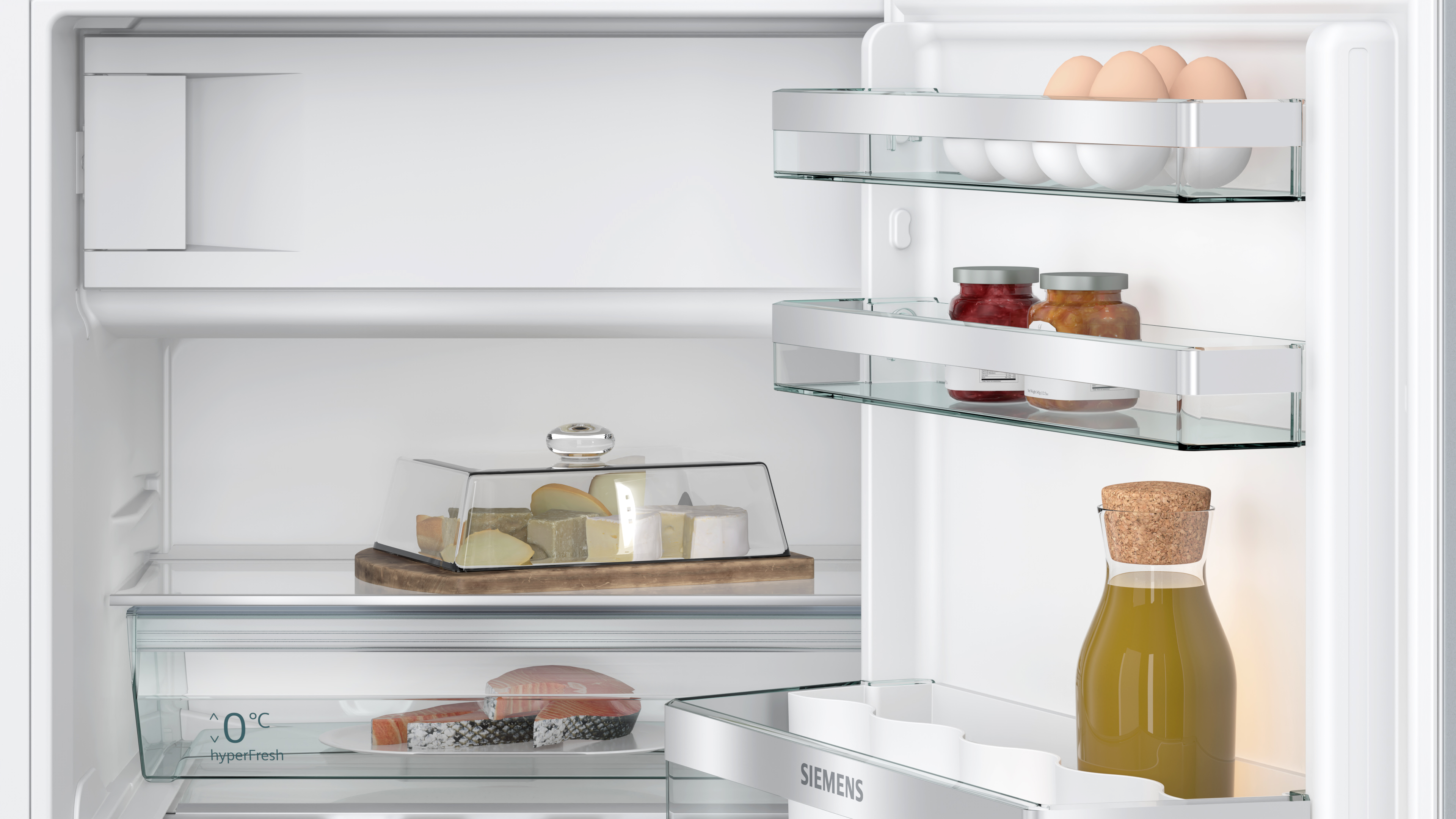Kühlschrankinnenraum mit Regalen, die Lebensmittel wie Eier, Gläser und eine Flasche enthalten.