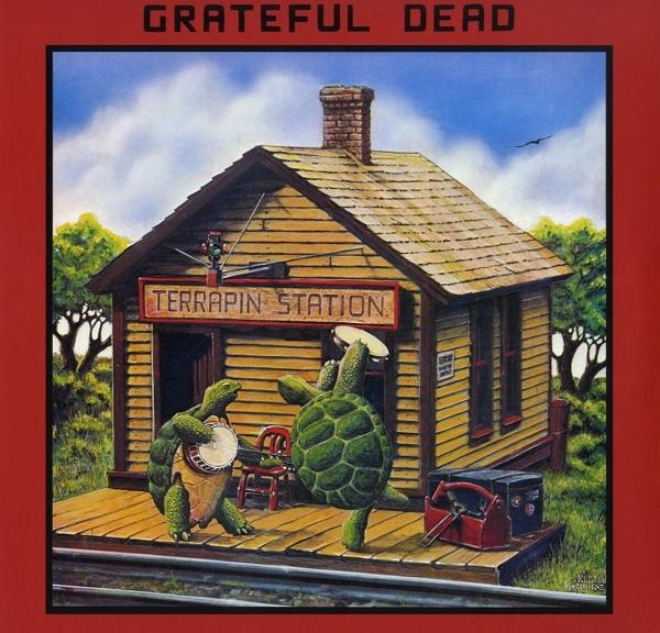 Album borító: Grateful Dead, két teknős hangszereken játszik egy vasútállomás előtt.