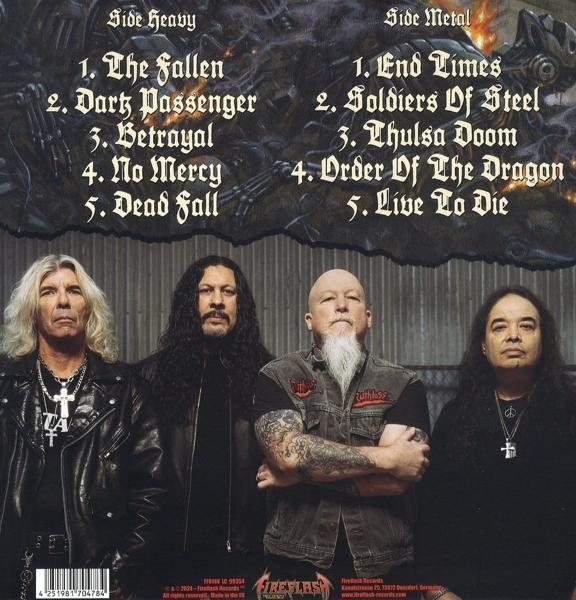 Négy metal zenekar tagja áll, a szöveg dalszövegeket sorol fel. A háttér sötét és ipari.