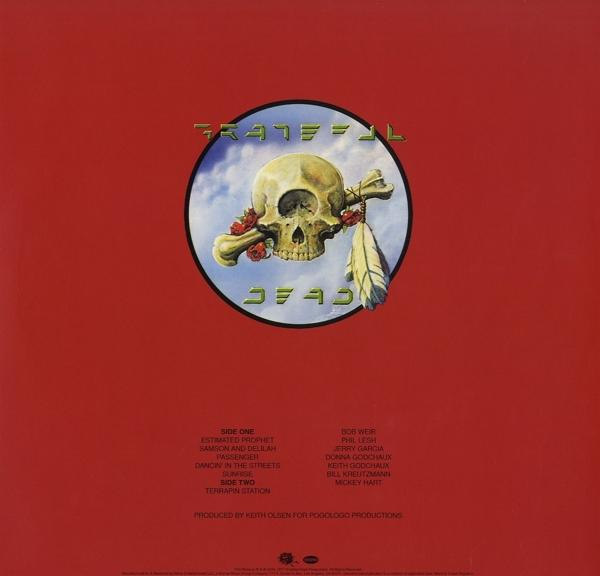 Grateful Dead Albumcover. Totenkopf mit Rosen, einer Feder und Text.