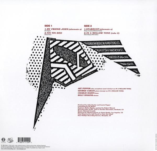 Albumcover mit geometrischem Design, Titellisten und Credits. Schwarz-Weiß-Farben.