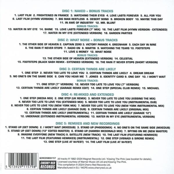 Eine Liste von Albumtracks auf pinkfarbenem Hintergrund.