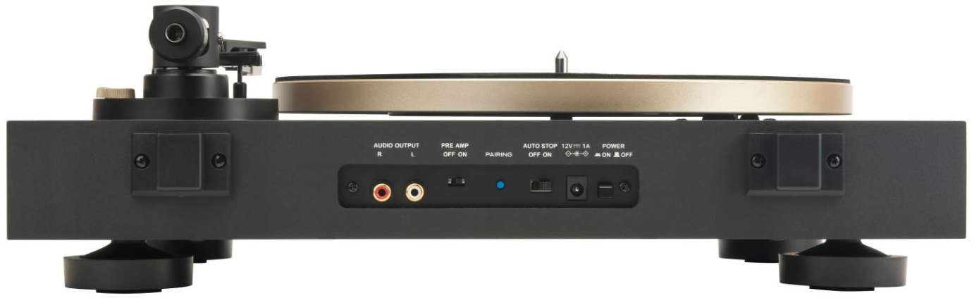 Tył czarnego gramofonu z wejściami i elementami sterującymi. Złoty kolor płyty.