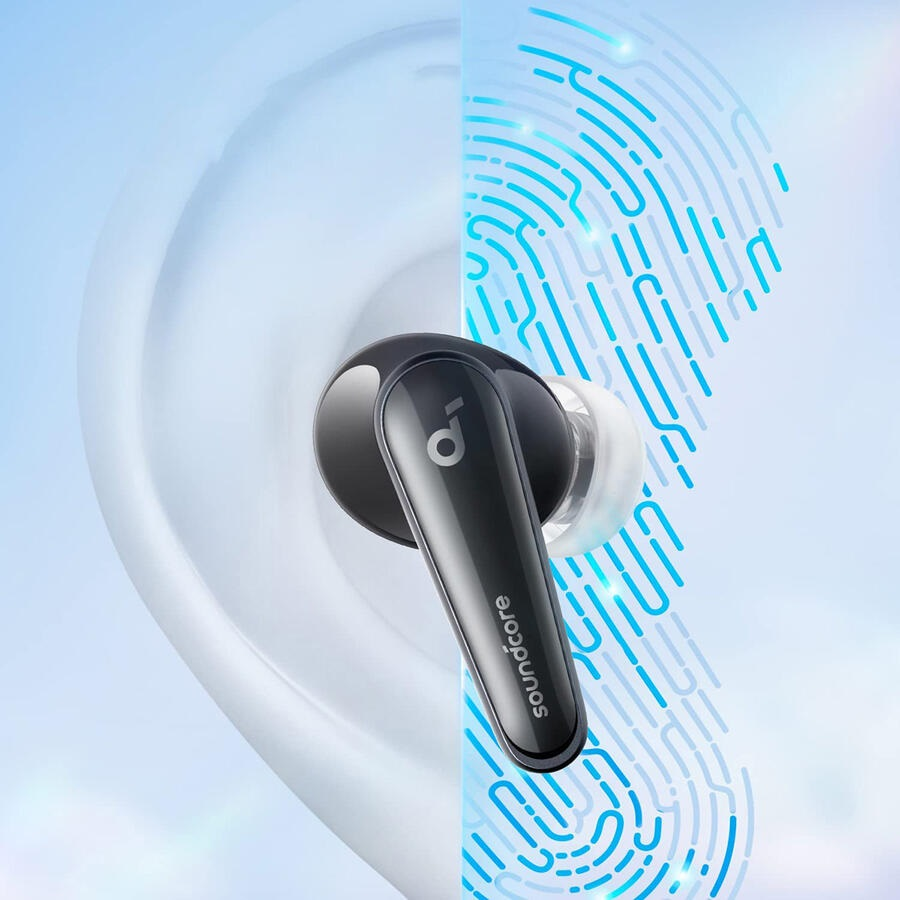 Czarne słuchawki Soundcore w uchu, białe ucho, niebieskie tło z wzorem linii papilarnych. Słuchawka z przezroczystą końcówką.