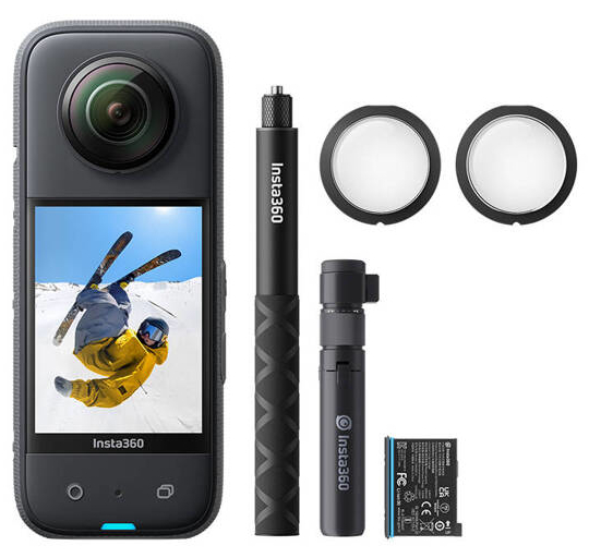 Kamera Insta360 z akcesoriami: kij, dwie soczewki i bateria, ze narciarzem na ekranie.