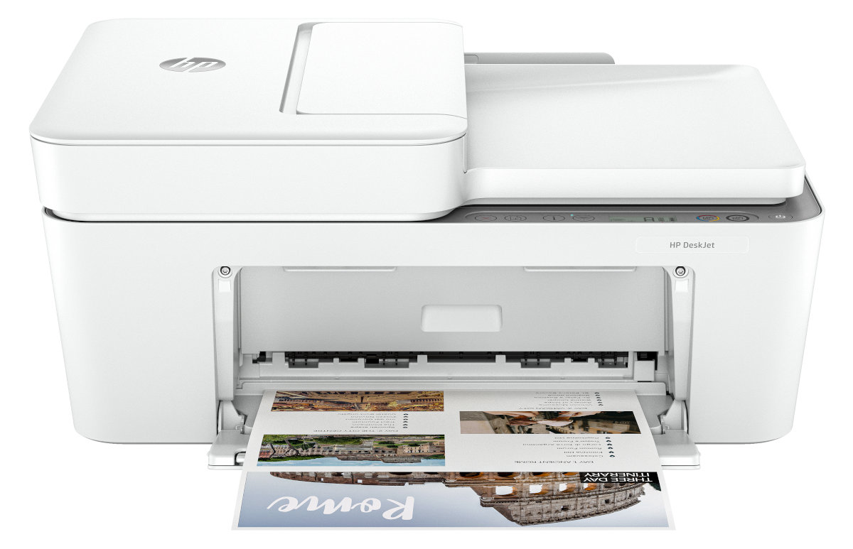 Biała drukarka HP Deskjet. Górna i przednia taca otwarta. Widoczny wydrukowany plan podróży. Białe tło.