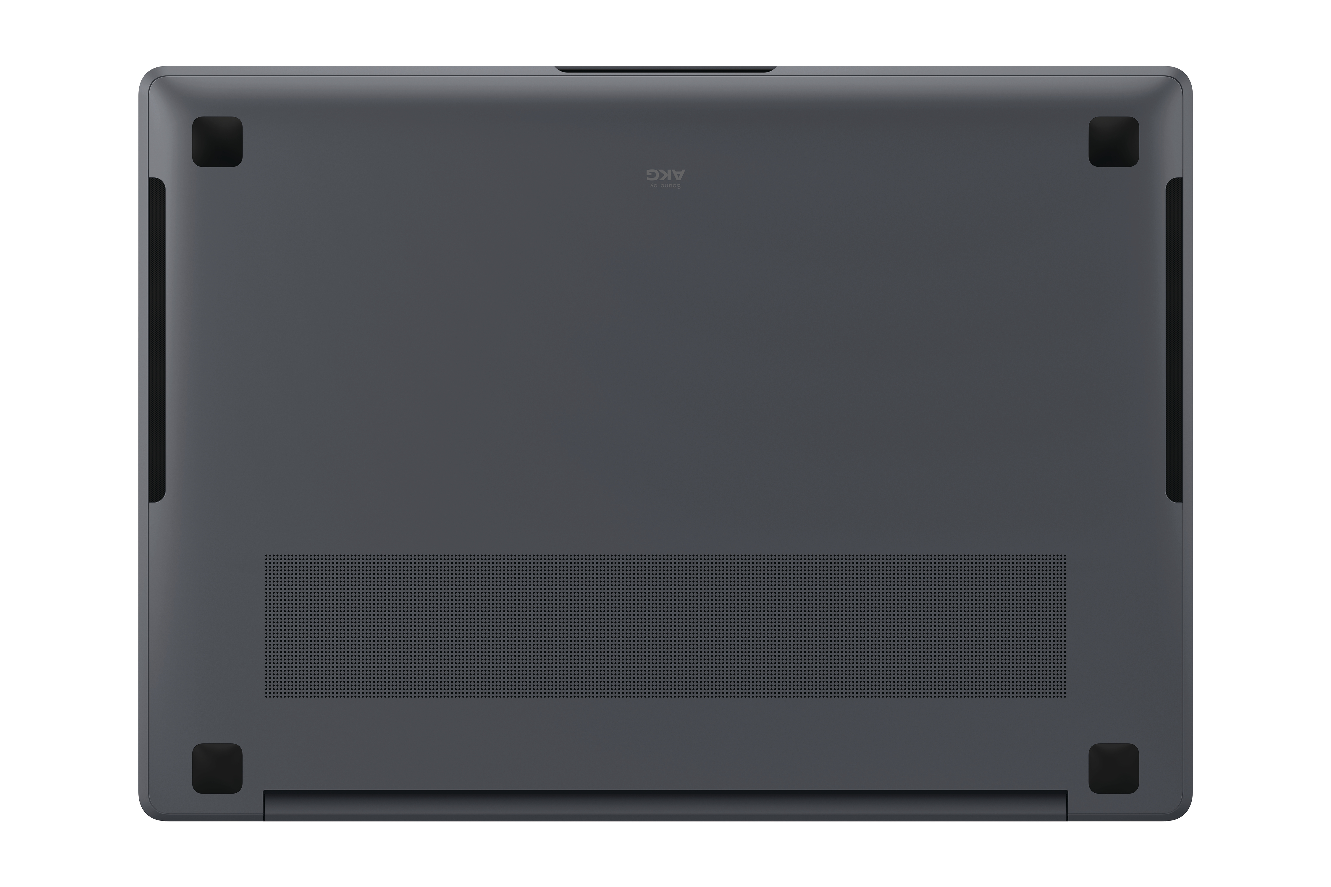 Die Unterseite eines dunkelgrauen Laptops mit Lüftungsschlitzen, schwarzen Füßen und einem AKG-Logo.