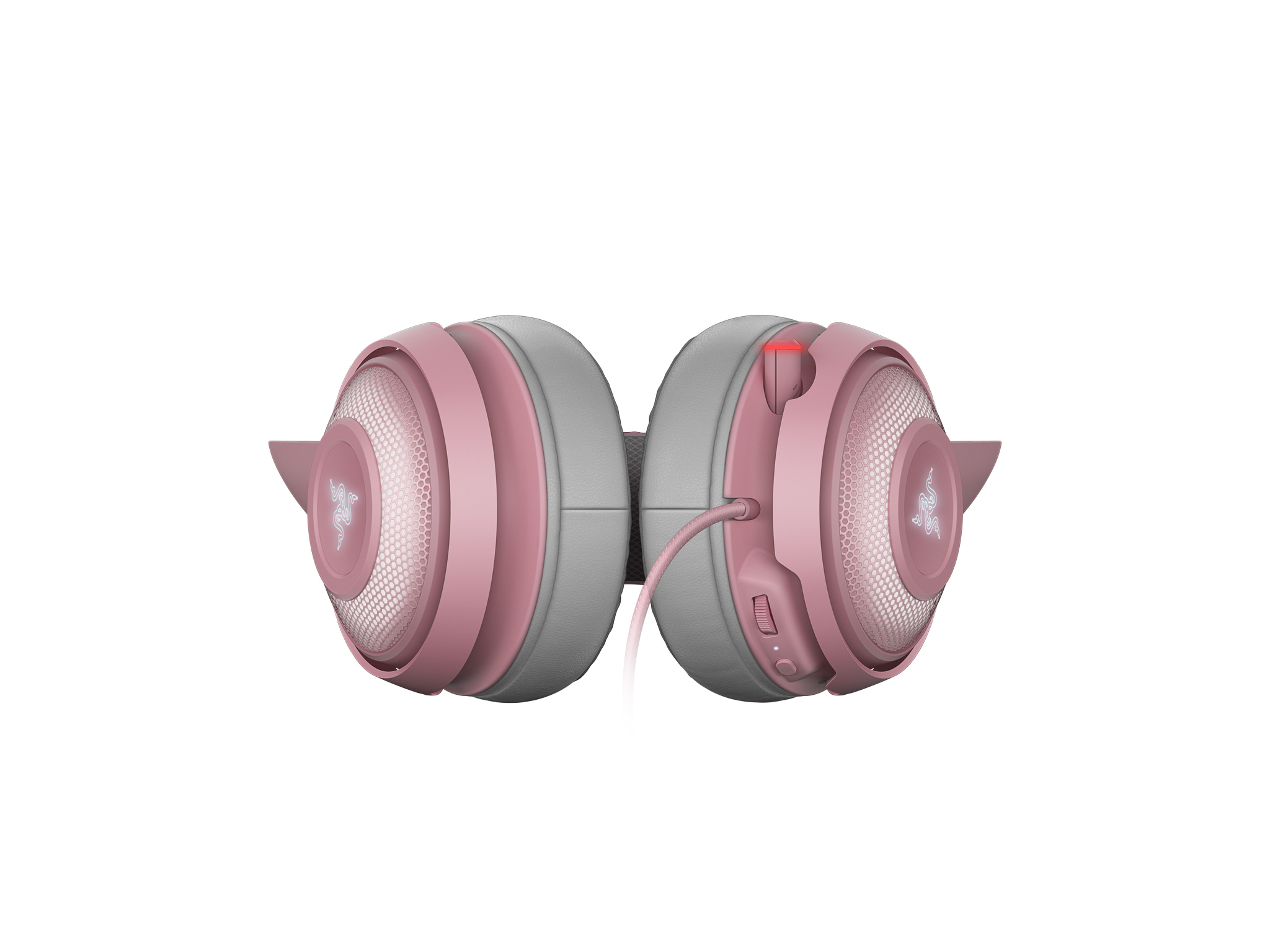Razer logosu olan pembe ve gri oyun kulaklığı. Kulaklık beyaz bir arka plan üzerinde duruyor.