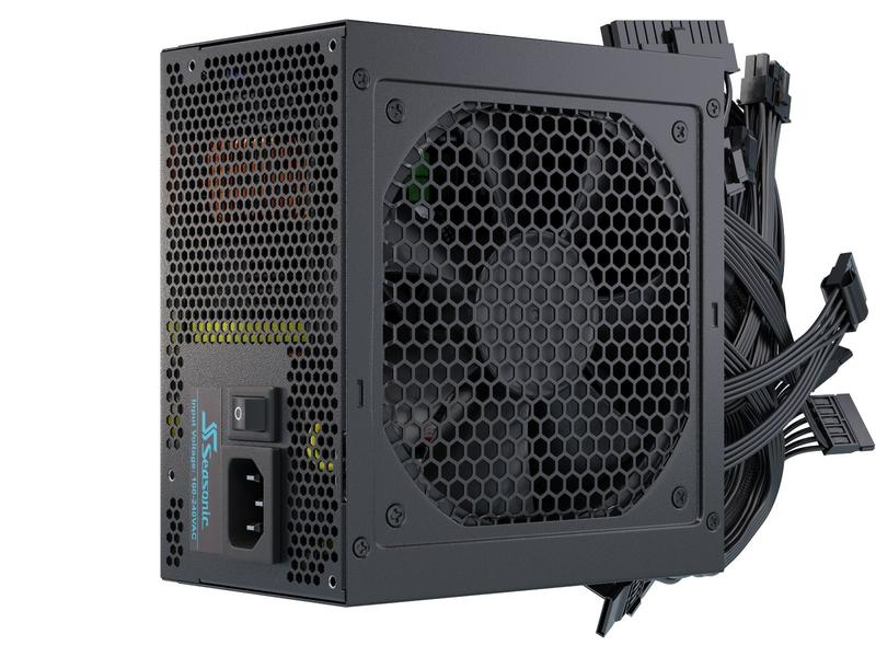 Un alimentatore per computer nero. Ha una ventola con copertura a nido d'ape, cavi e un interruttore di accensione/spegnimento.