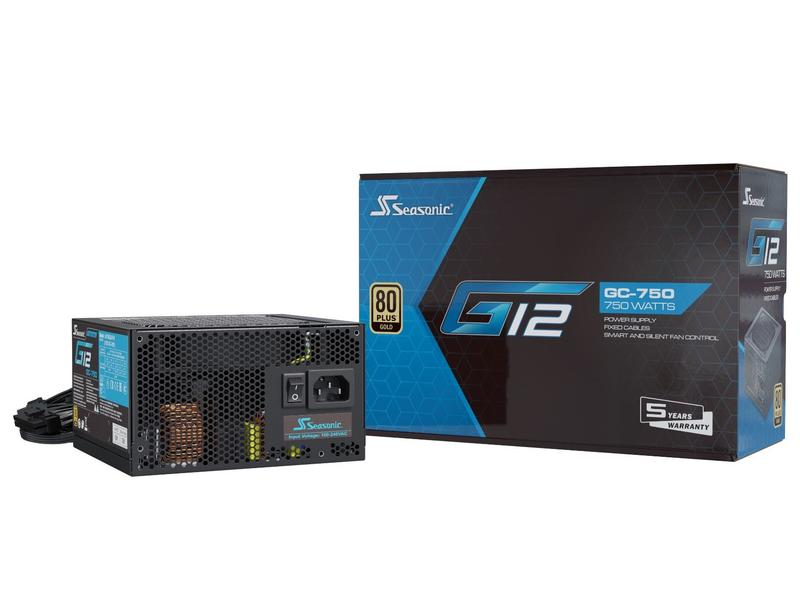 Un alimentatore Seasonic G12 750W e la sua scatola su sfondo bianco. La scatola dice 'GC-750 750 Watts'.