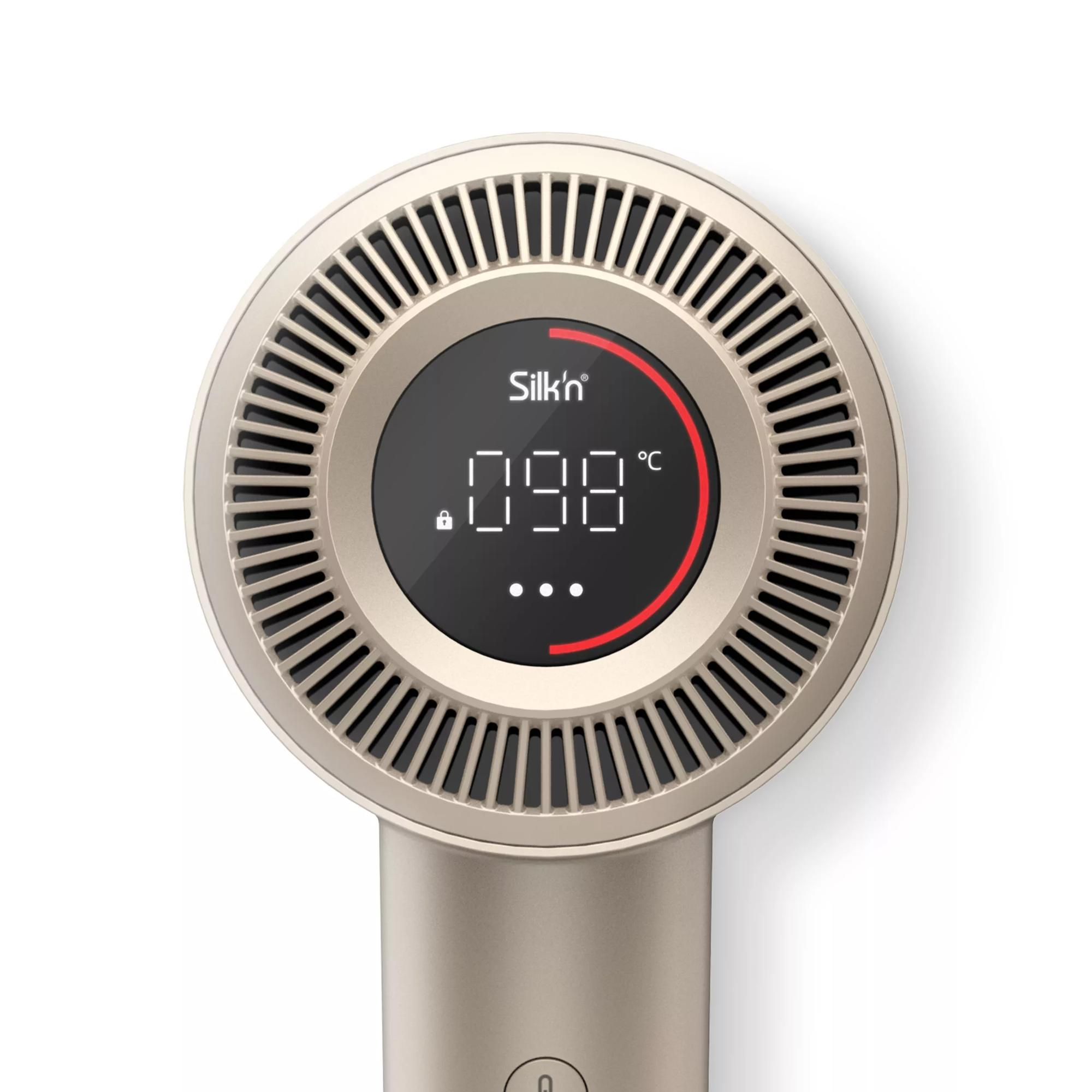 Nahaufnahme eines Haartrockners mit Digitalanzeige, die die Temperatur in Grad Celsius anzeigt.