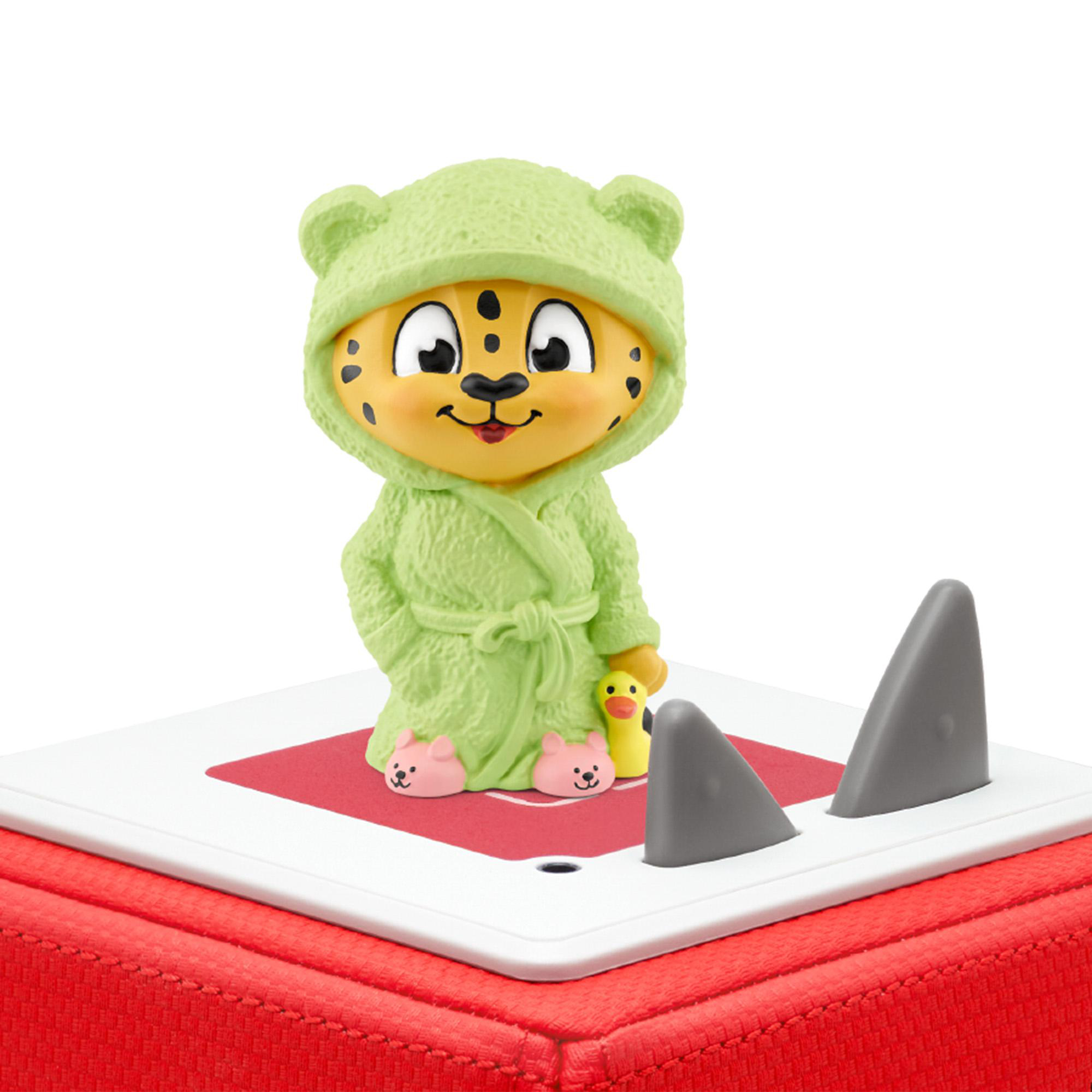 Spielfigur eines Leoparden im grünen Bademantel, Ente und Haifischflossen. Weißer Hintergrund.