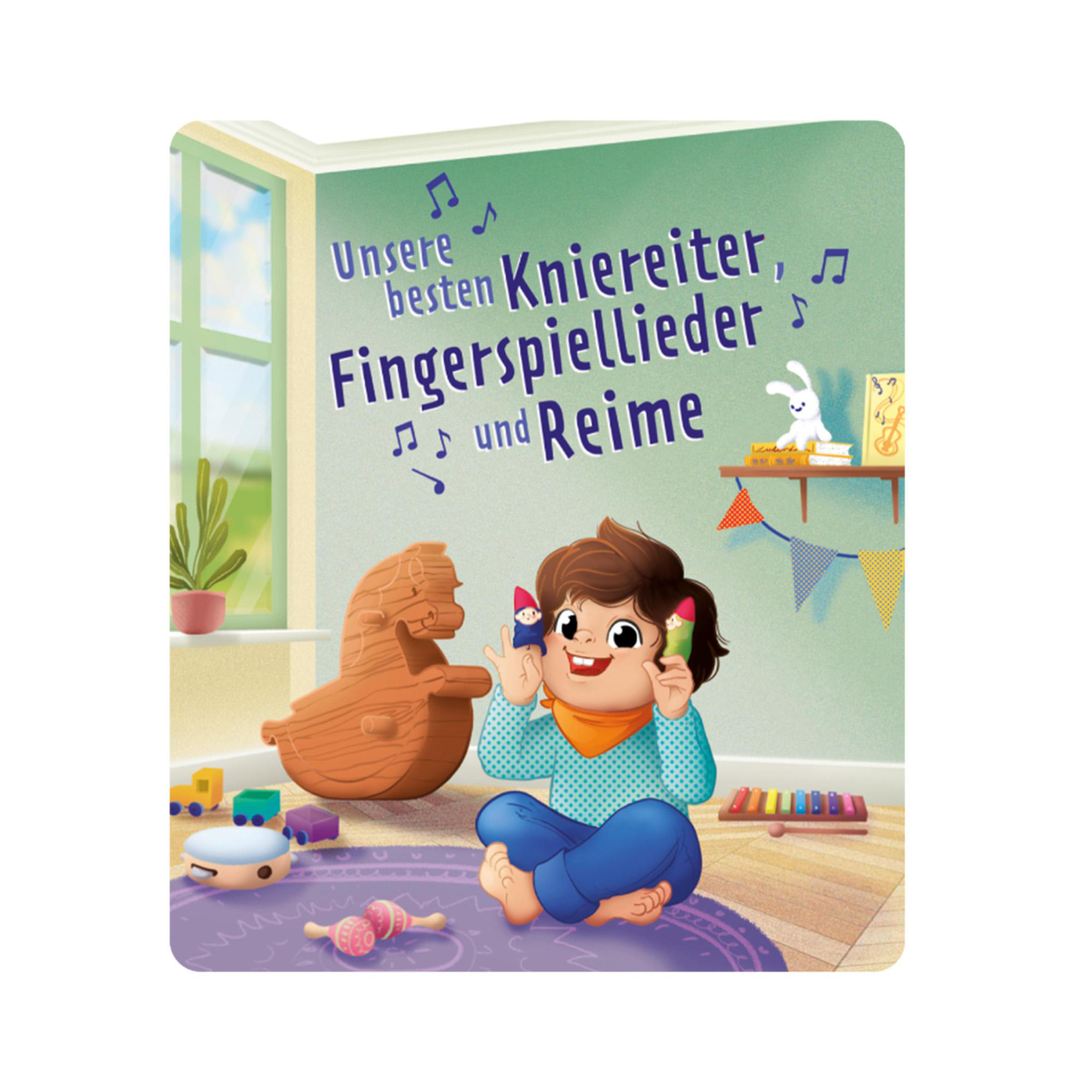 Kind mit Puppen und einem Buch auf einem Regal.