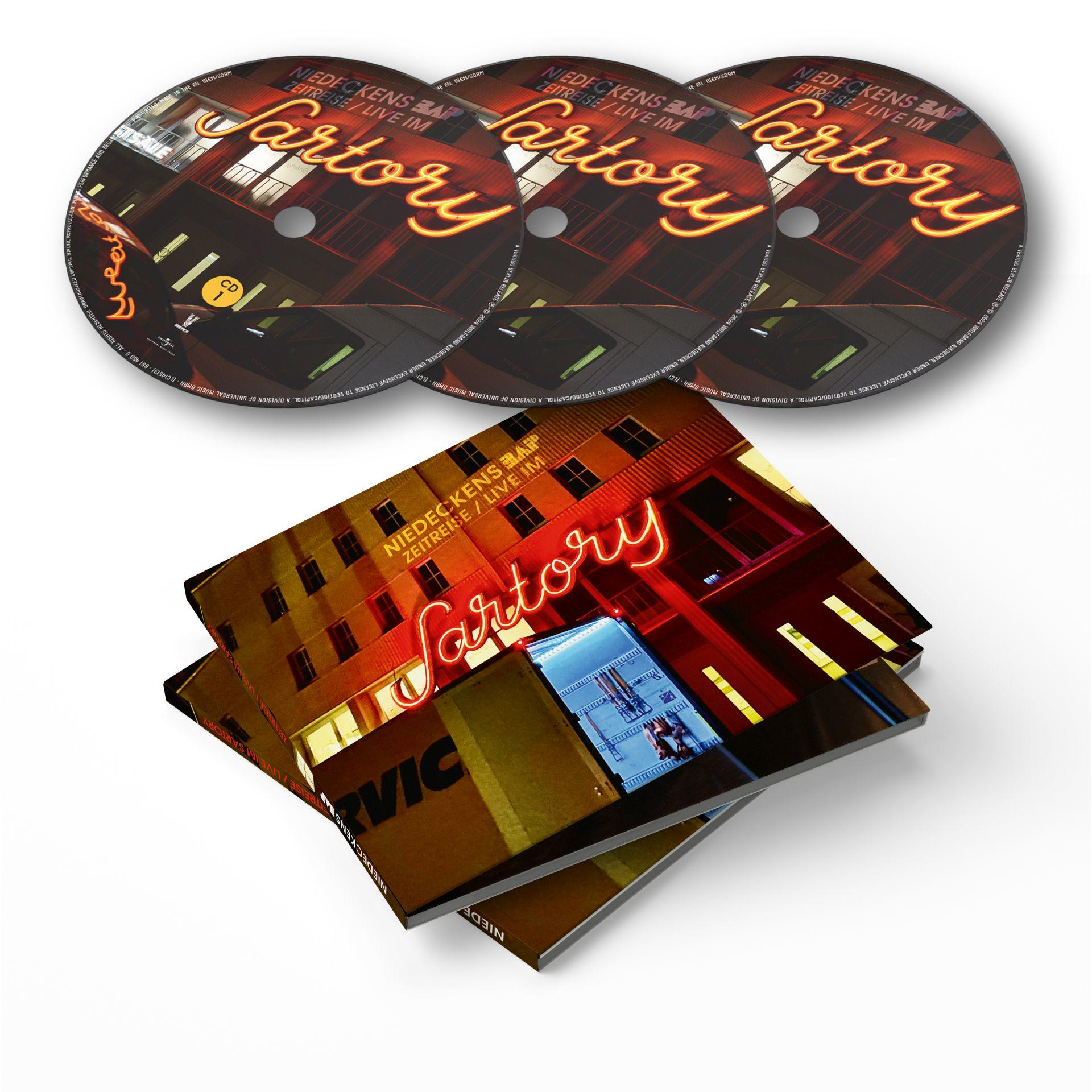 CDs und Albumcover mit Leuchtreklame des Wortes 'Sartory' in Rot, auf weißem Hintergrund.