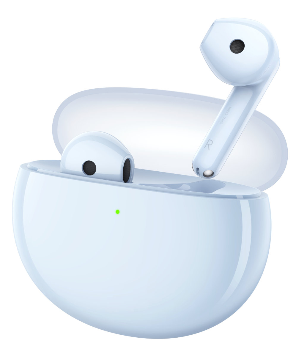 Jasnoniebieskie bezprzewodowe słuchawki i etui ładujące. Jeden pączek poza etui.