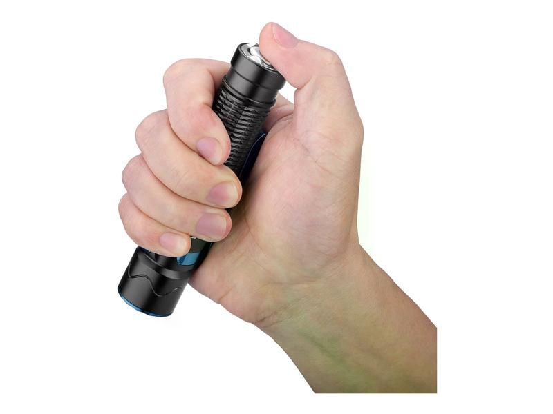 Hand hält eine schwarz-blaue Taschenlampe.