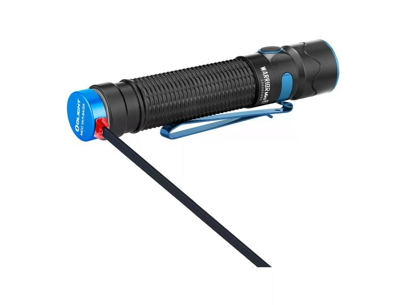 Schwarz-blaue Taschenlampe mit angeschlossenem Ladekabel. Hat einen blauen Clip.