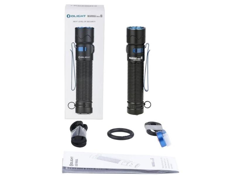 Zwei Taschenlampen mit Zubehör in einer Box. Die Taschenlampen sind schwarz und blau.